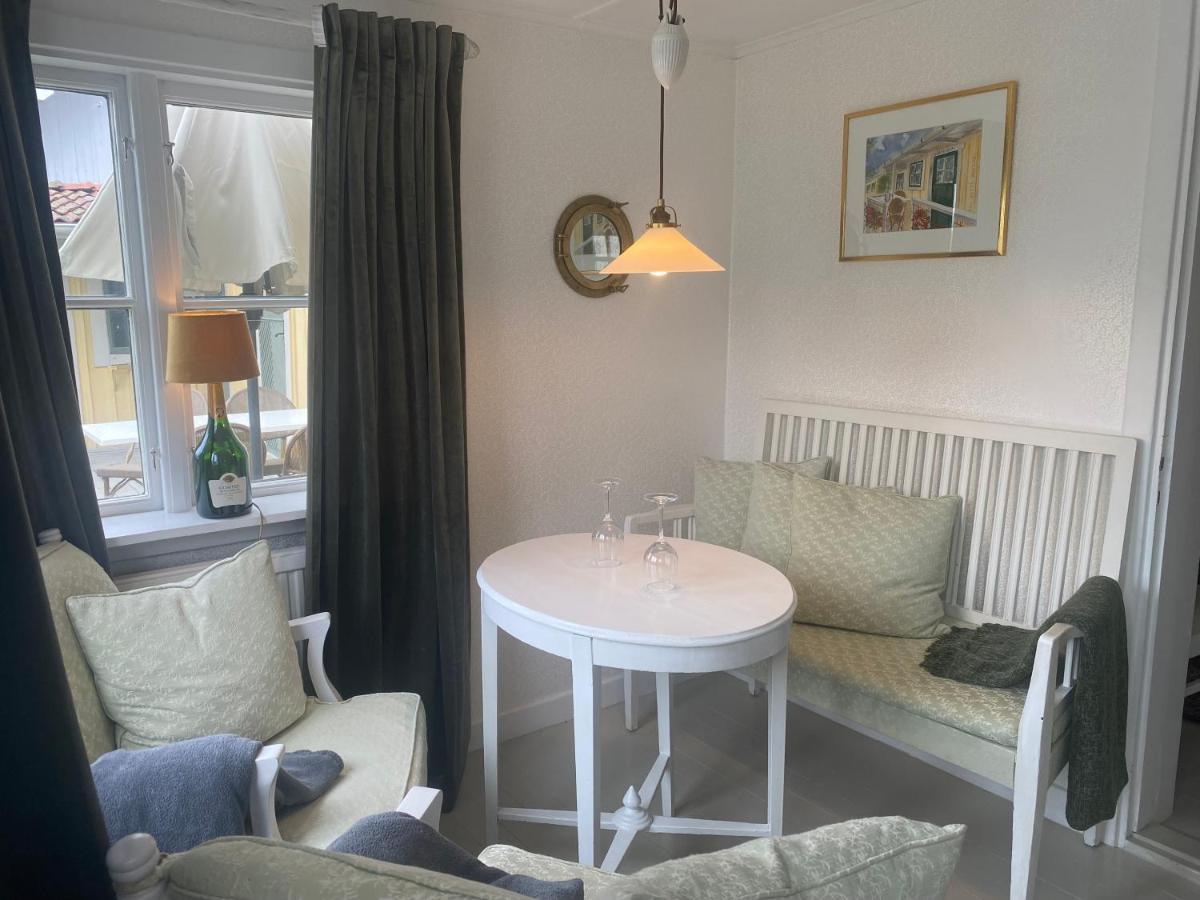 Hotel Tva Sma Svin Trosa